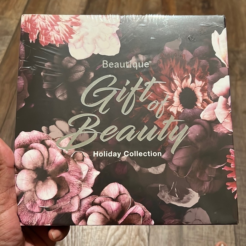 *NWT* Beautique Gift Of Beauty Holiday Collection